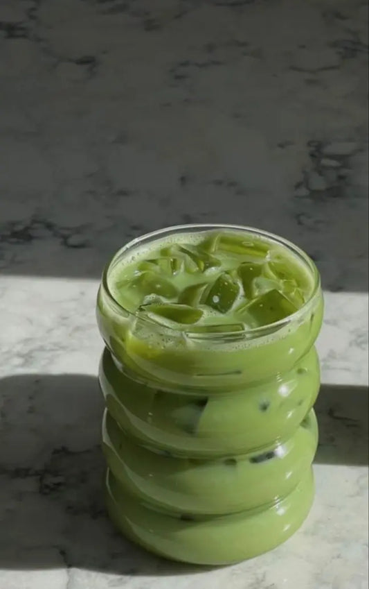 Matcha com leite para substituir o café|