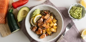 bowl de salmão com quinoa, salmão e legumes