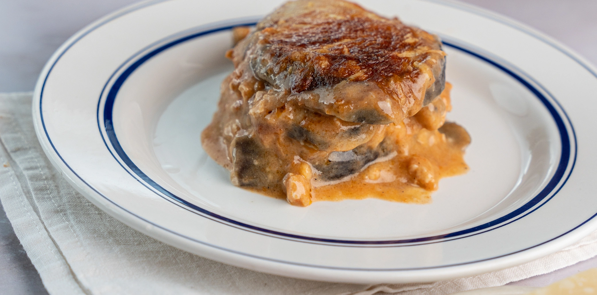 Prato de moussaka de frango